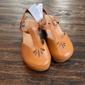 New Size 10 Old Navy tan clogs toddler girls
